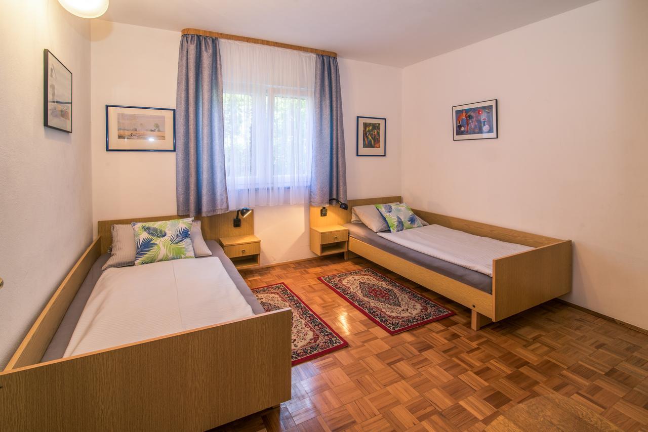 Apartments Palme Malinska Esterno foto