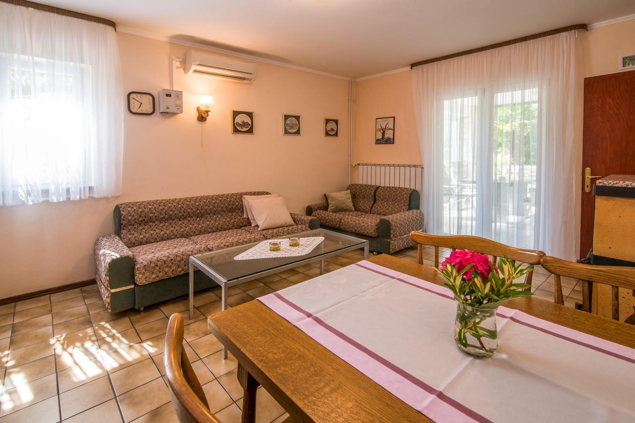 Apartments Palme Malinska Esterno foto